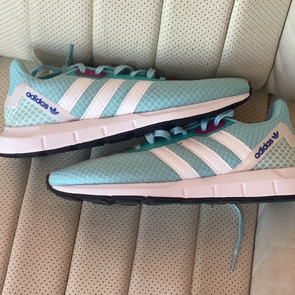 Adidas tennis shoes - Picture 4 of 7